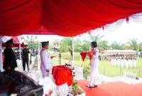 Anggota Paskibraka Balangan saat membawa bendera Merah Putih yang diserahkan oleh Bupati Balangan, Abdul Hadi, Sabtu (17/8/2024).(Foto :Mc.Balangan)