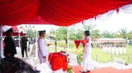 Anggota Paskibraka Balangan saat membawa bendera Merah Putih yang diserahkan oleh Bupati Balangan, Abdul Hadi, Sabtu (17/8/2024).(Foto :Mc.Balangan)