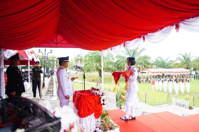 Anggota Paskibraka Balangan saat membawa bendera Merah Putih yang diserahkan oleh Bupati Balangan, Abdul Hadi, Sabtu (17/8/2024).(Foto :Mc.Balangan)