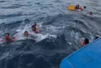 Para ABK yang bercebur ke laut, diberikan pertolongan Tim SAR (SuarIndonesia/Ist)