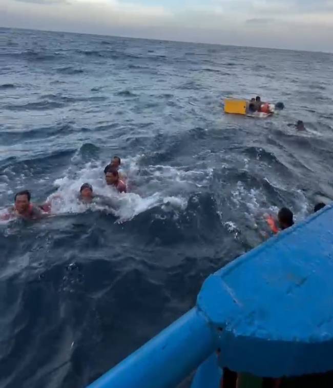 Para ABK yang bercebur ke laut, diberikan pertolongan Tim SAR (SuarIndonesia/Ist)