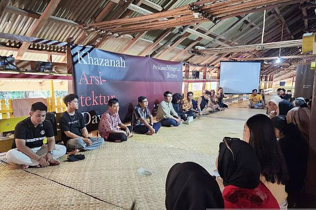 Tim Perjalanan Mengenal Borneo batch #1 yang didukung oleh Kementerian Pendidikan, Kebudayaan, Riset dan Teknologi, Dana Indonesiana, serta LPDP, meluncurkan buku Khazanah Arsitektur Dayak yang menyoroti kekayaan arsitektur tradisional suku Dayak di Rumah Betang Nek Bindang, Kabupaten Sanggau, Minggu (13/10/2024). (ANTARA/Rendra Oxtora)