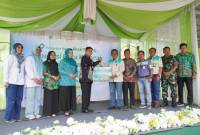 Penyerahan bantuan CSR Program Adaro Aksa Terang operasi buta katarak gratis bagi masyarakat. (SuarIndonesia/Foto:Mc.Balangan