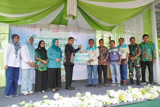 Penyerahan bantuan CSR Program Adaro Aksa Terang operasi buta katarak gratis bagi masyarakat. (SuarIndonesia/Foto:Mc.Balangan
