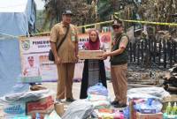 Kepala Pelaksana BPBD Balangan H Rahmi menyerahkan bantuan logistik secara simbolis kepada korban kebakaran di Desa Buntu Karau, Kecamatan Juai. (SuarIndonesia/Foto:Mc.Balangan