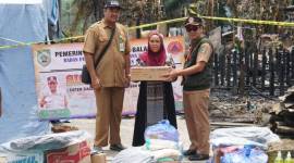 Kepala Pelaksana BPBD Balangan H Rahmi menyerahkan bantuan logistik secara simbolis kepada korban kebakaran di Desa Buntu Karau, Kecamatan Juai. (SuarIndonesia/Foto:Mc.Balangan