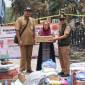 Kepala Pelaksana BPBD Balangan H Rahmi menyerahkan bantuan logistik secara simbolis kepada korban kebakaran di Desa Buntu Karau, Kecamatan Juai. (SuarIndonesia/Foto:Mc.Balangan