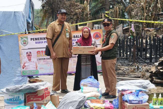 Kepala Pelaksana BPBD Balangan H Rahmi menyerahkan bantuan logistik secara simbolis kepada korban kebakaran di Desa Buntu Karau, Kecamatan Juai. (SuarIndonesia/Foto:Mc.Balangan