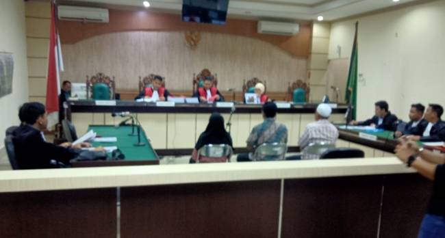 Terdakwa pada Pengadilan Tindak Pidana Korupsi (Tipikor) Banjarmasin, Rabu (16/10/2004). (SuarIndonesia/HD)