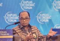 Direktur Industri Hasil Hutan dan Perkebunan Kementerian Perindustrian (Kemenperin), Setia Diarta menjadi pemateri pada kegiatan Kapuas Economic Forum yang dilaksanakan oleh Bank Indonesia perwakilan Kalimantan Barat, Rabu (16/10/2024). (ANTARA/Rendra Oxtora)