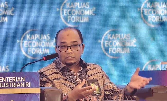 Direktur Industri Hasil Hutan dan Perkebunan Kementerian Perindustrian (Kemenperin), Setia Diarta menjadi pemateri pada kegiatan Kapuas Economic Forum yang dilaksanakan oleh Bank Indonesia perwakilan Kalimantan Barat, Rabu (16/10/2024). (ANTARA/Rendra Oxtora)