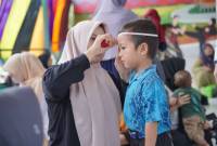 Pengukuran lingkar kepala salah satu balita di Desa Balida pada kegiatan posyandu balita. (SuarIndonesia/ Foto Mc Balangan