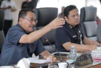 Ketua DPRD Provinsi Kalsel DR (H.C.) H. Supian HK, SH MH (kiri), pimpin rapat Badan Anggaran bersama Sekretaris Daerah Provinsi Kalsel, Ir. Roy Rozali Anwar,, Rabu (16/10/2024) SuarIndonesia/Ist)