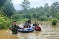 Banjir di sejumlah wilayah Kabupaten Kapuas Hulu, Kalimantan Barat, sejumlah akses jalan terdampak banjir. (ANTARA/HO-Teofilusianto Timotius)