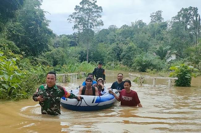 Banjir di sejumlah wilayah Kabupaten Kapuas Hulu, Kalimantan Barat, sejumlah akses jalan terdampak banjir. (ANTARA/HO-Teofilusianto Timotius)