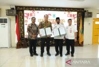 Komisi Pemberantasan Korupsi (KPK) menyerahkan aset rampasan negara hasil tindak pidana korupsi berupa 12 bidang tanah dan tujuh bangunan senilai Rp 16.257.128.000 kepada Pemerintah Kabupaten (Pemkab) Hulu Sungai Utara (HSU), Kamis (17/10/2024) kemarin. (ANTARA/HO-KPK)