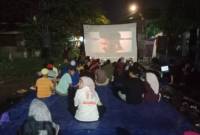 Warga di kawasan Antasan Kecil Barat (Kampung Arab) tepatnya R Coffe Banjarmasin Tengah,  antusias menonton film layar tancap, Sabtu (19/10/2024) malam. (SuarIndonesia/DO)