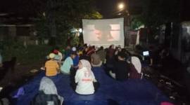 Warga di kawasan Antasan Kecil Barat (Kampung Arab) tepatnya R Coffe Banjarmasin Tengah,  antusias menonton film layar tancap, Sabtu (19/10/2024) malam. (SuarIndonesia/DO)