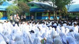 Polantas Polresta Banjarmasin menyambangi SMP Negeri 14 Banjarmasin, Selasa (22/10/2024 (SuarIndonesia/YI))