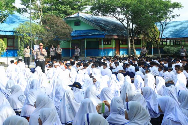 Polantas Polresta Banjarmasin menyambangi SMP Negeri 14 Banjarmasin, Selasa (22/10/2024 (SuarIndonesia/YI))
