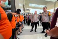 Kapolda Kalsel, Irjen Pol Winarto didampingi Wakapolda, Brigjen Pol Rosyanto Yudha Hermawan , lihat para tersanga jaringan Predy Pratama pada pres rilis di Mapolda Kalsel Banjarbaru, Rabu (23/10/2024). (SuarIndonesia/ZI)