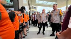 Kapolda Kalsel, Irjen Pol Winarto didampingi Wakapolda, Brigjen Pol Rosyanto Yudha Hermawan , lihat para tersanga jaringan Predy Pratama pada pres rilis di Mapolda Kalsel Banjarbaru, Rabu (23/10/2024). (SuarIndonesia/ZI)