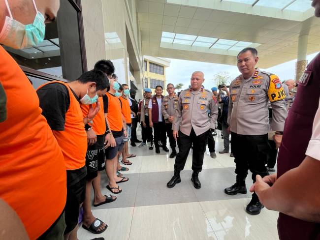 Kapolda Kalsel, Irjen Pol Winarto didampingi Wakapolda, Brigjen Pol Rosyanto Yudha Hermawan , lihat para tersanga jaringan Predy Pratama pada pres rilis di Mapolda Kalsel Banjarbaru, Rabu (23/10/2024). (SuarIndonesia/ZI)