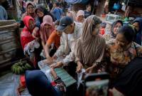 Blusukan di Pasar Sudan Raya, Desa Berkah Bersama, Kecamatan Satui, calon Wakil Bupati Tanah Bumbu Nomor Urut 1, H. Bahsanuddin, mendorong daya beli masyarakat, Kamis (24/10/2024) (SuarIndonesia/Ist)