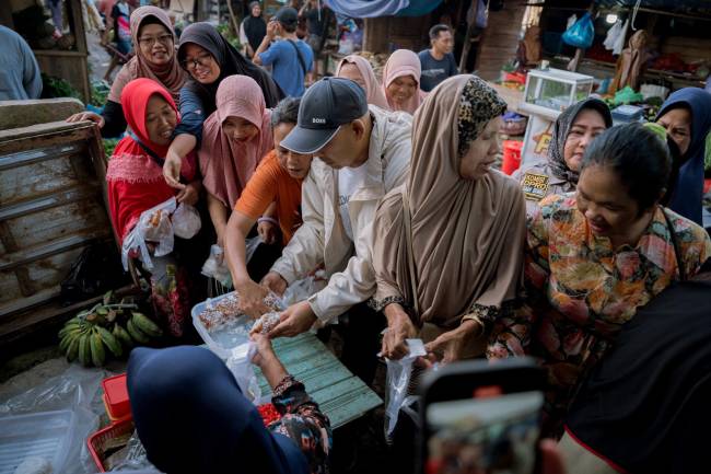 Blusukan di Pasar Sudan Raya, Desa Berkah Bersama, Kecamatan Satui, calon Wakil Bupati Tanah Bumbu Nomor Urut 1, H. Bahsanuddin, mendorong daya beli masyarakat, Kamis (24/10/2024) (SuarIndonesia/Ist)