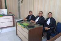 Dr HM Sabri Noor Herman SH, MH (tengah) bersama rekan,selaku Kuasa Hukum Mantan Direksi IMC. (SuarIndonesia/Ist)