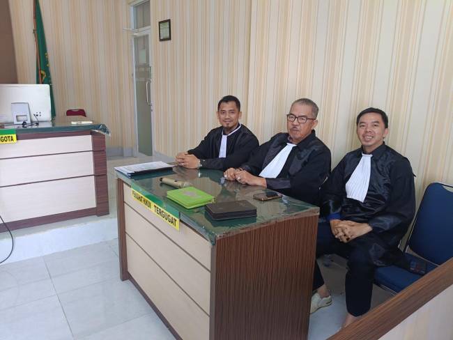 Dr HM Sabri Noor Herman SH, MH (tengah) bersama rekan,selaku Kuasa Hukum Mantan Direksi IMC. (SuarIndonesia/Ist)