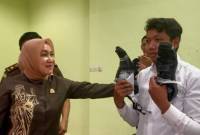 Dari 524 peserta, yang ikuti Seleksi Kompetisi Dasar CPNS (Calon Pegawai Negeri Sipil) Kejaksaan RI TA 2024, ada seorang yang mengenakan sepatu yang sudah rusak, langsung diberi hadian Kajati Kalsel, Rina Virawati SH MH dengan menggantikan sepatu yang baru. (SuarIndonesia/Ist)