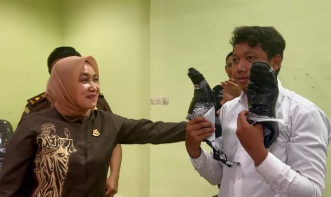 Dari 524 peserta, yang ikuti Seleksi Kompetisi Dasar CPNS (Calon Pegawai Negeri Sipil) Kejaksaan RI TA 2024, ada seorang yang mengenakan sepatu yang sudah rusak, langsung diberi hadian Kajati Kalsel, Rina Virawati SH MH dengan menggantikan sepatu yang baru. (SuarIndonesia/Ist)