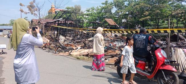 kebakaran di Jalan Bandarmasih Komplek DPR RT 26 RW 15 Banjarmasin Barat, menghanguskan dua buah rumah, satu buah rumah bedakan empat pintu, tiga buah sepeda motor rusak parah dan satunya rusak ringan, Senin (28/10/2024) dinihari. (SuarIndonesia/DO)