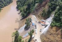 Tampak dari ketinggian aliran Sungai Mentarang berwarna kecoklatan dan pengerjaan konstruksi terowongan pengalih (diversion tunnel) pembangunan PLTA Mentarang Induk di Kecamatan Mentarang, Kabupaten Malinau, dipotret pada awal Oktober 2024. (ANTARA/HO-ADPIM Kaltara)