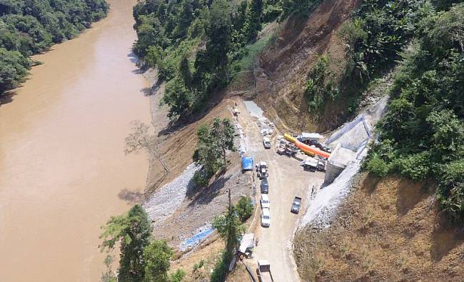 Tampak dari ketinggian aliran Sungai Mentarang berwarna kecoklatan dan pengerjaan konstruksi terowongan pengalih (diversion tunnel) pembangunan PLTA Mentarang Induk di Kecamatan Mentarang, Kabupaten Malinau, dipotret pada awal Oktober 2024. (ANTARA/HO-ADPIM Kaltara)