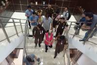 Petugas Kejaksaan Tinggi Pontianak menggiring TAM, anggota DPRD Kalbar yang baru ditetapkan sebagai tersangka kasus Markup pengadaan tanah bangunan bank daerah. (ANTARA/Rendra Oxtora)