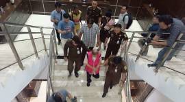 Petugas Kejaksaan Tinggi Pontianak menggiring TAM, anggota DPRD Kalbar yang baru ditetapkan sebagai tersangka kasus Markup pengadaan tanah bangunan bank daerah. (ANTARA/Rendra Oxtora)