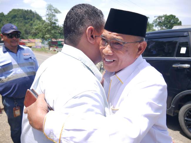 H Rusli-Syairi saat menghadiri undangan resmi agenda syukuran PT Bakti Ermas Mulia (BEM) di Desa Magalau Hulu, Kecamatan Kelumpang Barat, Selasa (22/10/2024) (SuarIndonesia/Ist)