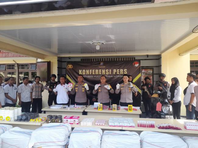 Kosmetik ilegal diungkap jajaran Polres Hulu Sungai Utara (HSU) dan kasusnya digelar Selasa (29/10/2024) (SuarIndonesia/ZS)