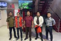 tersangka berinisial E (nomor dua dari kiri) yang ditetapkan sebagai tersangka oleh penyidik Kejari Banjarmaasin. (SuarIndonesia/Ist)