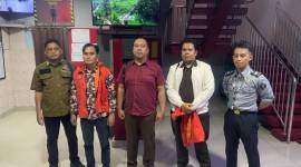 tersangka berinisial E (nomor dua dari kiri) yang ditetapkan sebagai tersangka oleh penyidik Kejari Banjarmaasin. (SuarIndonesia/Ist)