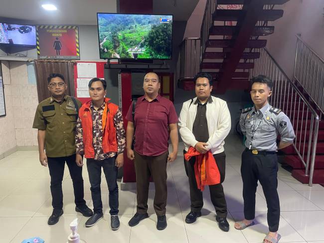 tersangka berinisial E (nomor dua dari kiri) yang ditetapkan sebagai tersangka oleh penyidik Kejari Banjarmaasin. (SuarIndonesia/Ist)