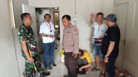 Aparat datang ke rumah ykejadian dan korban Taji (berjongkok). SuarIndonesia/DO) 