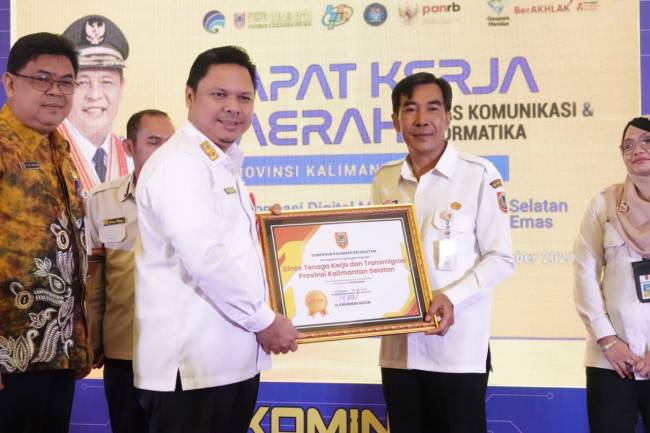 penyerahan Penghargaan Tindak Lanjut Terbaik melalui SP4N LAPOR tahun 2024 oleh Plh Gubernur kepada Dinas Pendidikan dan Kebudayaan, Dinas Ketenagakerjaan dan Transmigrasi, dan Dinas Perhubungan Provinsi Kalsel (SuarIndonesia/Adv)