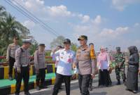 Peninjauan sekaligus pelepasan portal jembatan Paringin, oleh Pjs Bupati Balangan, Thaufik Hidayat bersama Kapolres, (SuarIndonesia/RJ)