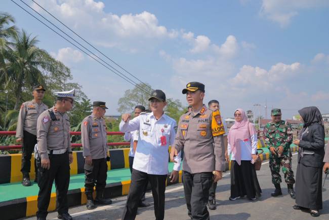 Peninjauan sekaligus pelepasan portal jembatan Paringin, oleh Pjs Bupati Balangan, Thaufik Hidayat bersama Kapolres, (SuarIndonesia/RJ)