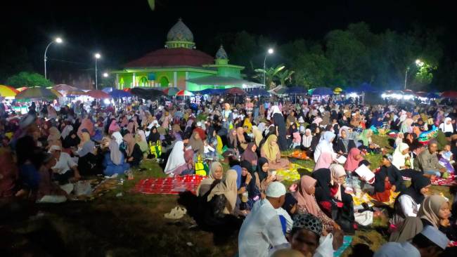 Jemaah padati lokasi haul akbar Datu Kandang Haji pada Rabu (30/10/2024) malam (SuarIndonesia/RJ)