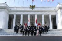 Jajaran Wakil Menteri Kabinet Merah Putih yang baru dilantik berfoto bersama usai pelantikan wakil menteri Kabinet Merah Putih di Istana Merdeka, Jakarta, Senin (21/10/2024). Presiden Prabowo Subianto melantik 56 wakil menteri Kabinet Merah Putih periode 2024-2029. (ANTARA FOTO/Hafidz Mubarak A)