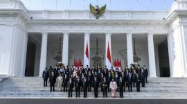 Jajaran Wakil Menteri Kabinet Merah Putih yang baru dilantik berfoto bersama usai pelantikan wakil menteri Kabinet Merah Putih di Istana Merdeka, Jakarta, Senin (21/10/2024). Presiden Prabowo Subianto melantik 56 wakil menteri Kabinet Merah Putih periode 2024-2029. (ANTARA FOTO/Hafidz Mubarak A)
